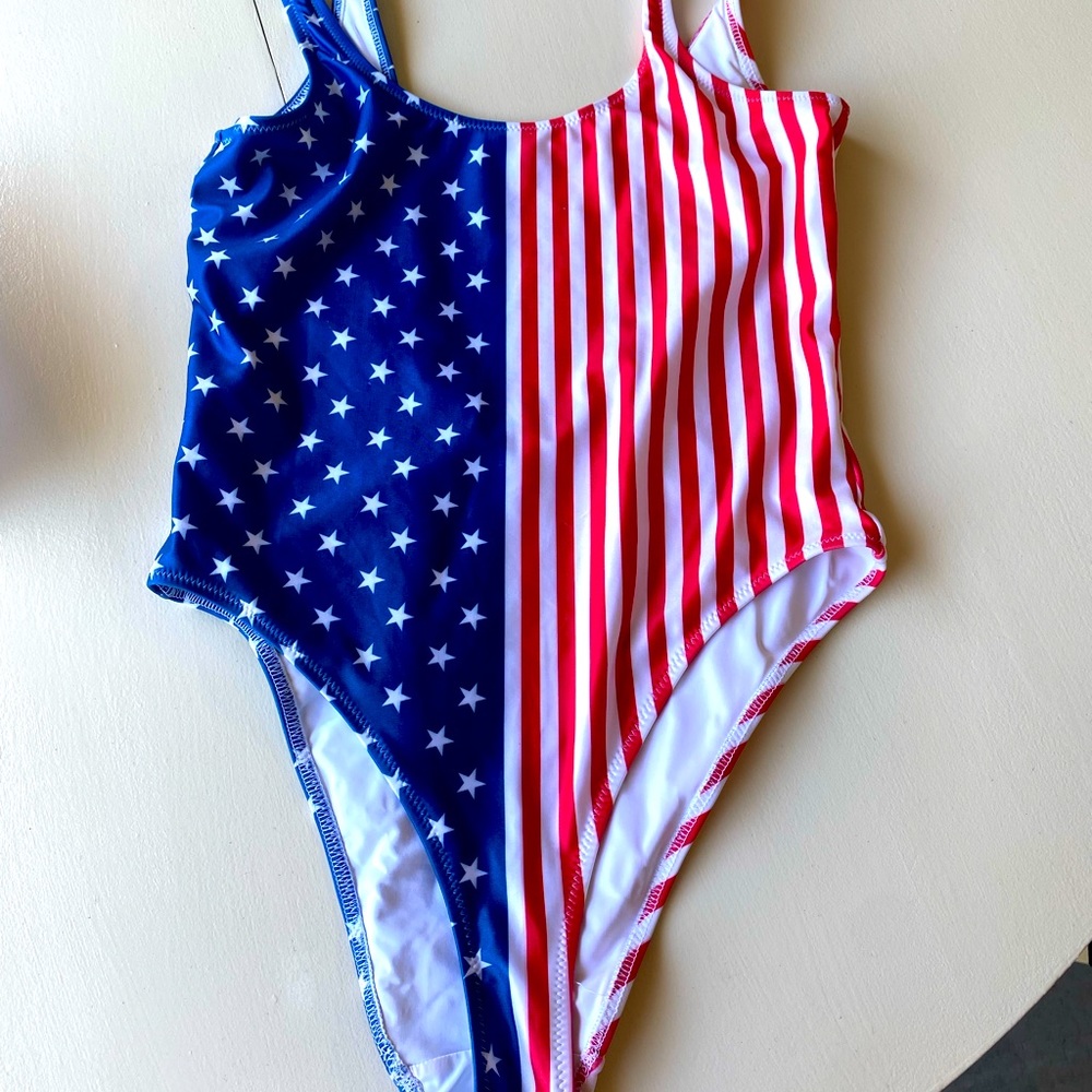 *worn once!* Chubbies American flag swimsuit. Size Med.